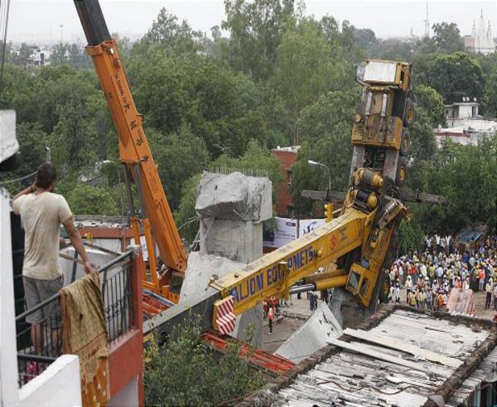 BREAKING: క్రేన్ విరిగిపడి ముగ్గురు మృతి