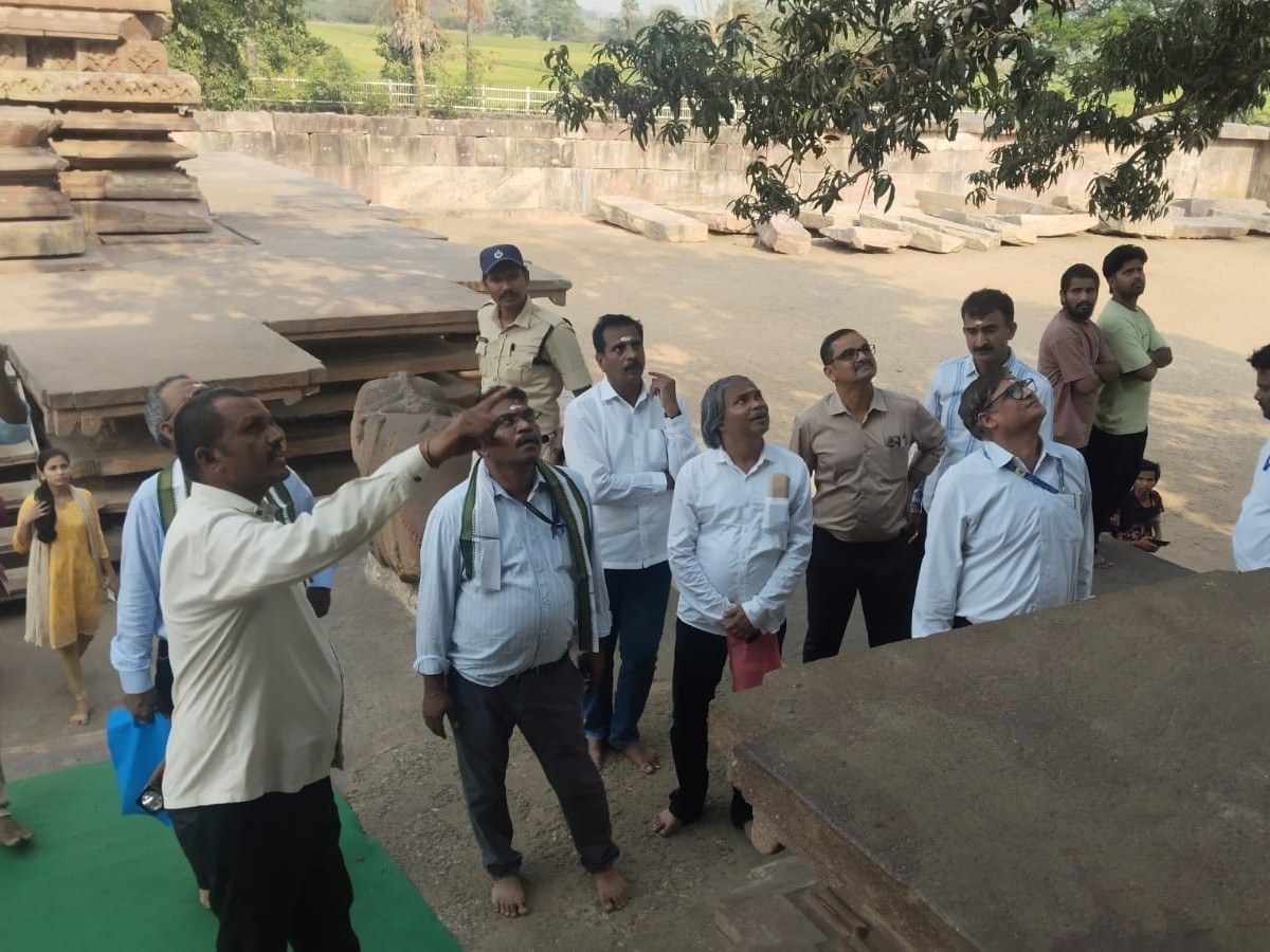 రామప్ప దేవాలయాన్ని సందర్శించిన ఎయిర్‌పోర్ట్ అధికారులు