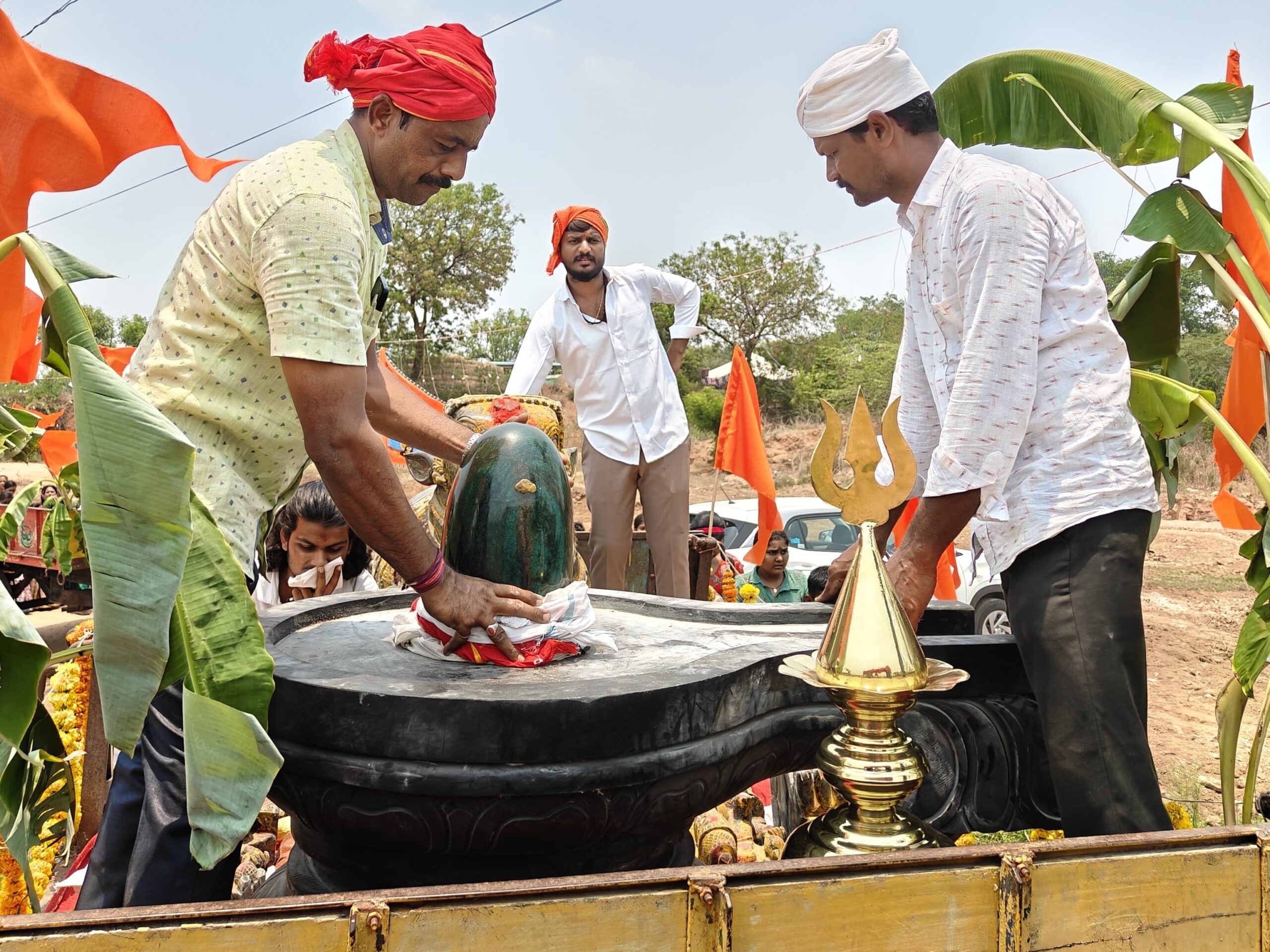 గ్రామంలో మరకత శివలింగం ఊరేగింపు