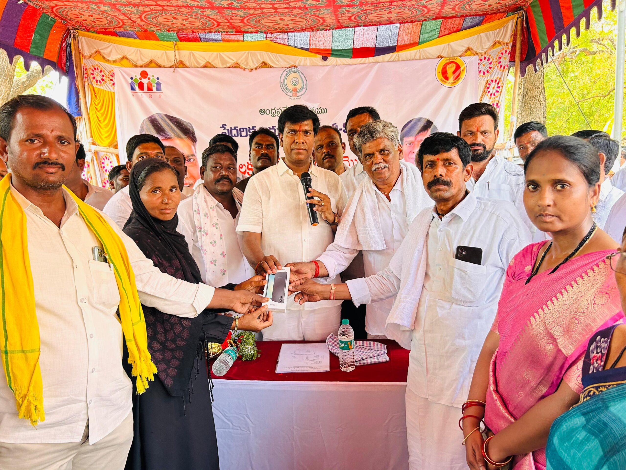 గ్రామ సంఘ సహాయకులకు 5G స్మార్ట్‌ఫోన్ల పంపిణీ