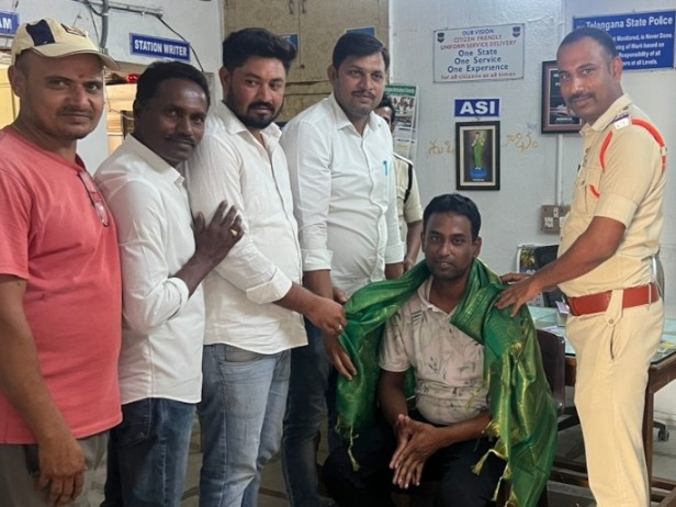 బదిలీపై వెళ్తున్న గ్రామ కానిస్టేబుల్‌కు సన్మానం