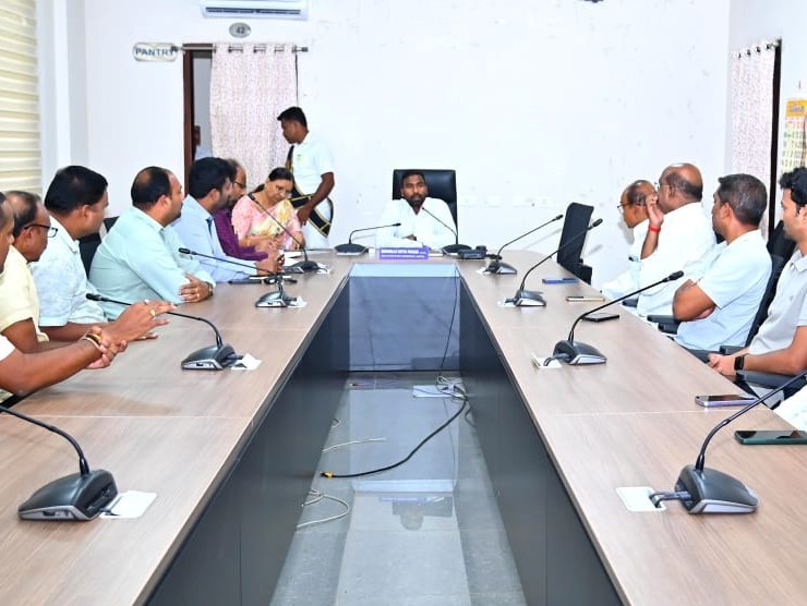 జిల్లాలో పెట్రోల్ సరఫరాకు కొరత లేకుండా చూడాలి: కలెక్టర్