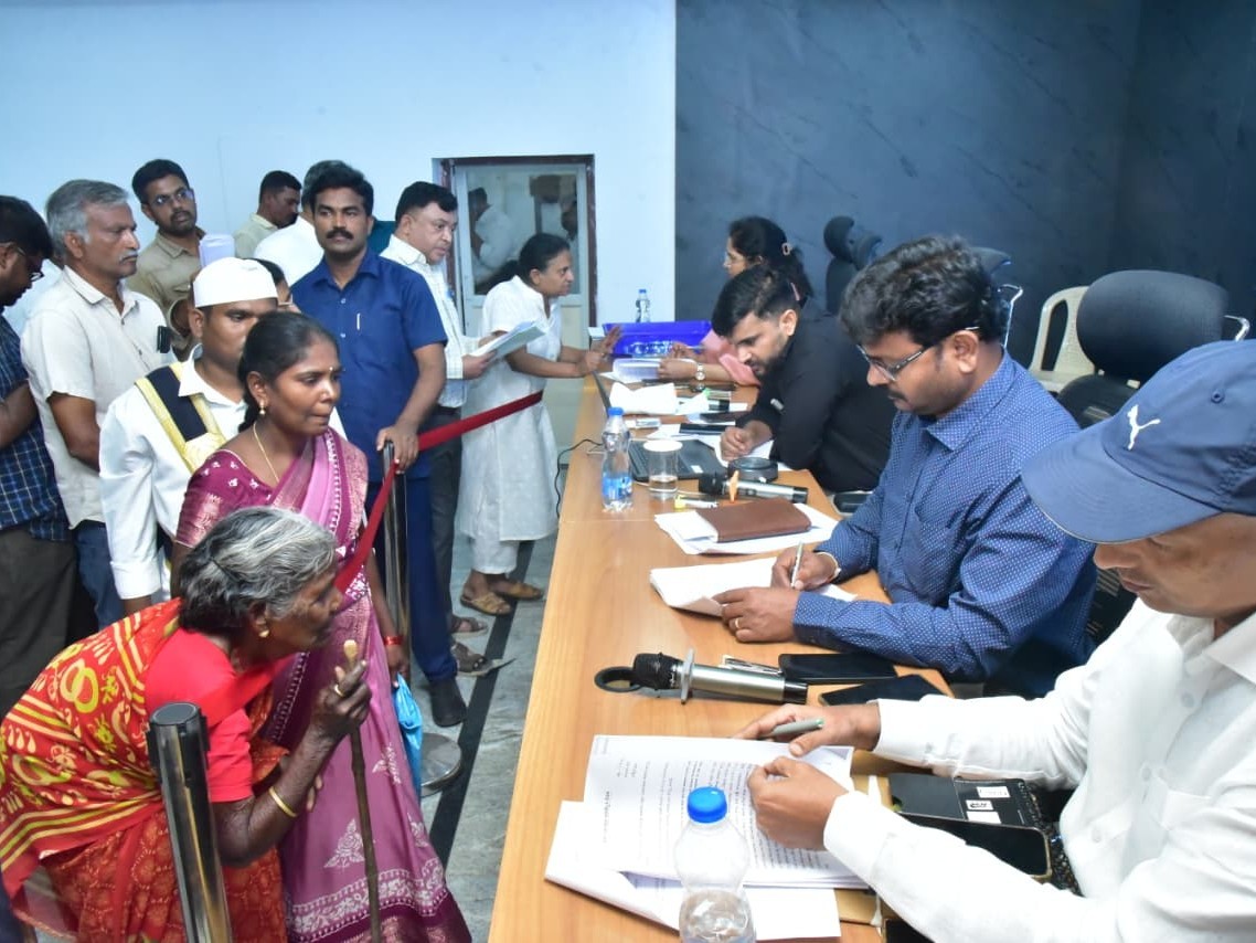 పీజీఆర్‌ఎస్‌లో 388 అర్జీలు స్వీకరణ