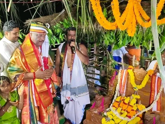 కేదారేశ్వర స్వామి సేవలో ఎమ్మెల్యే