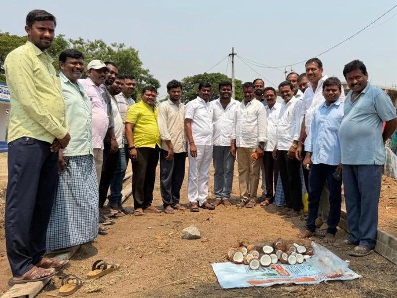 సిసి రోడ్డు నిర్మాణ పనులు ప్రారంభం