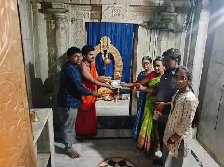 ఆలయ రాజగోపురానికి విరాళం అందజేత