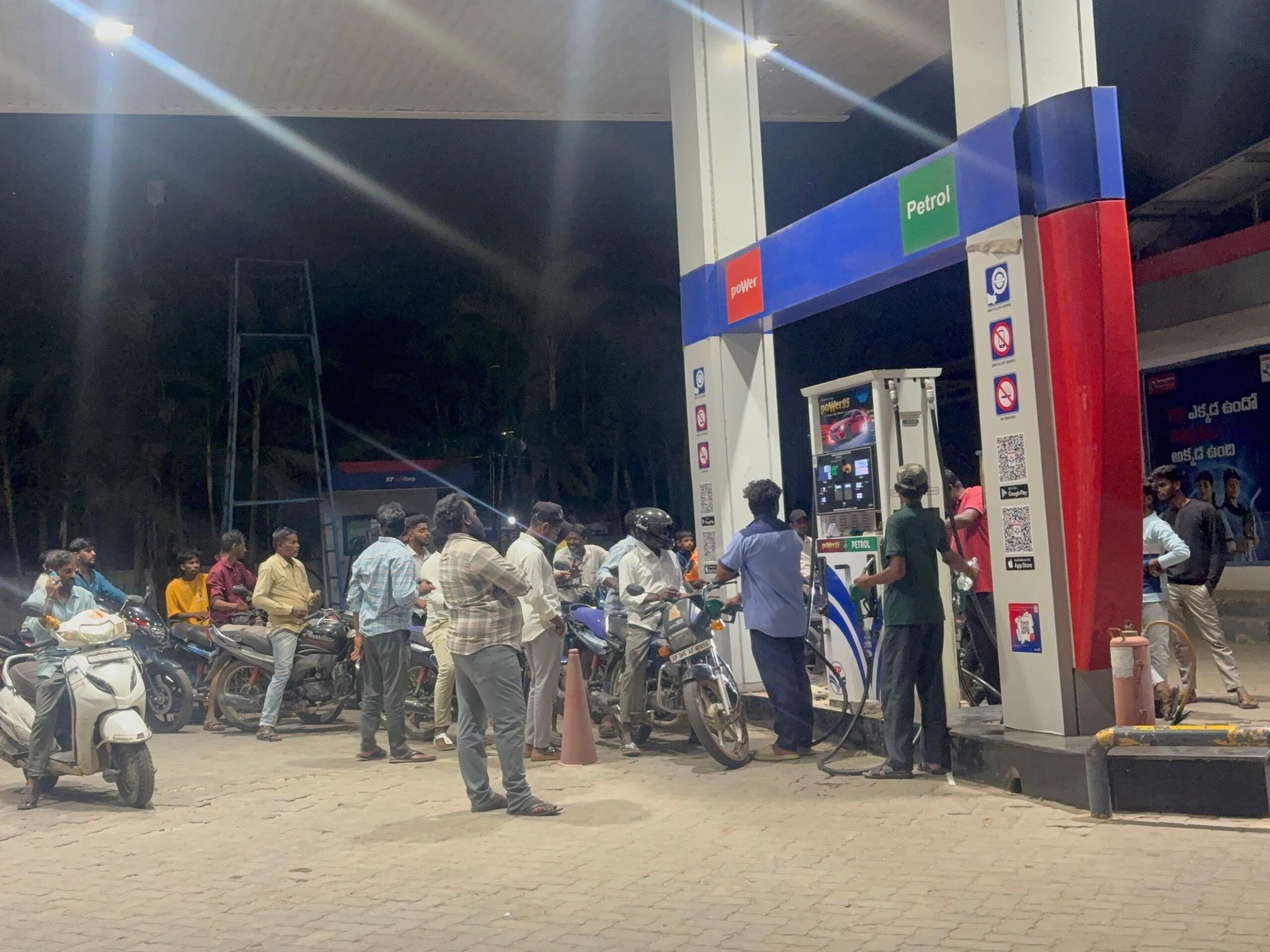 మూతపడిన పెట్రోల్ బంకులు