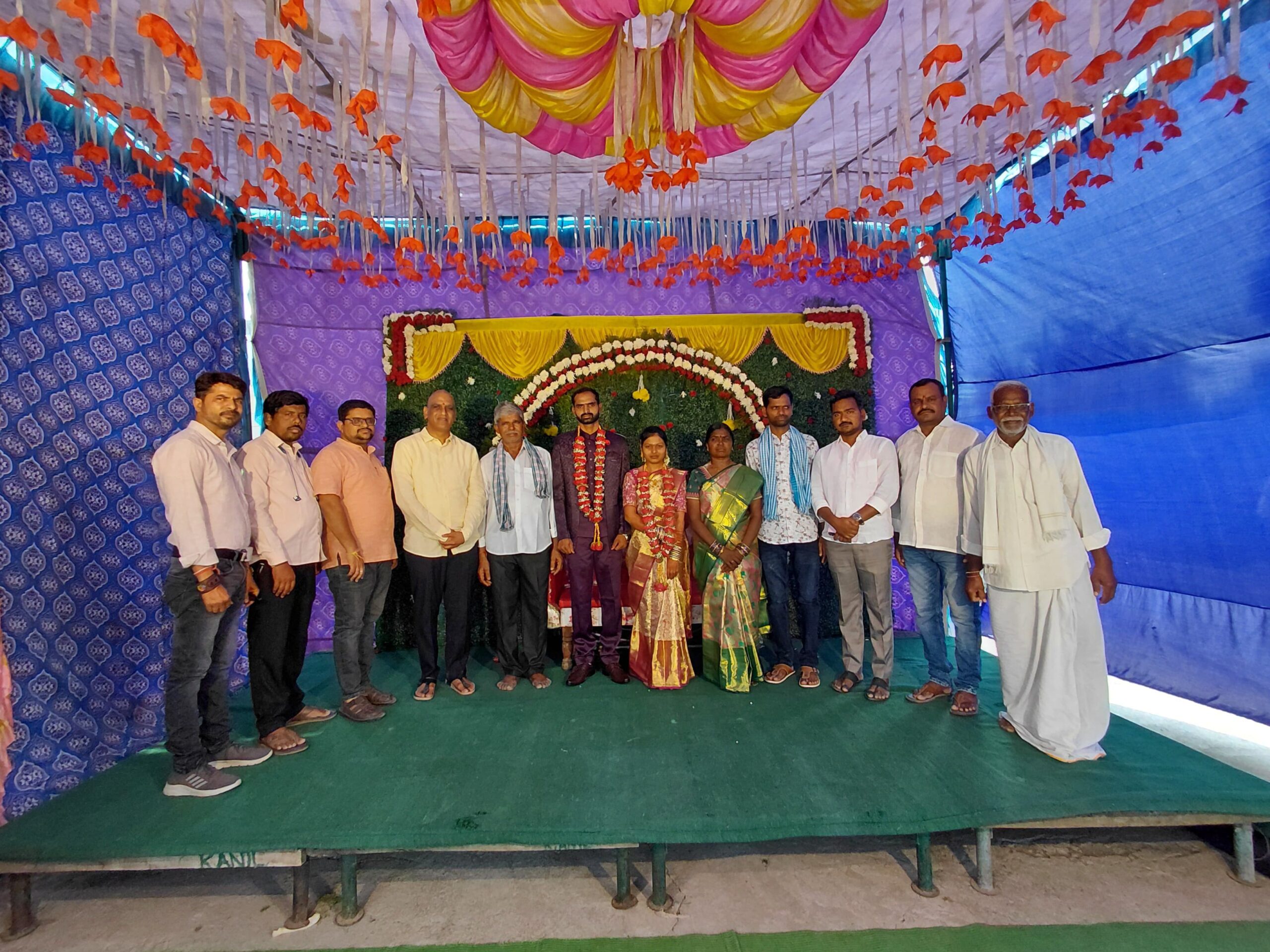 నూతన వధూవరులను ఆశీర్వదించిన BJP రాష్ట్ర నేత