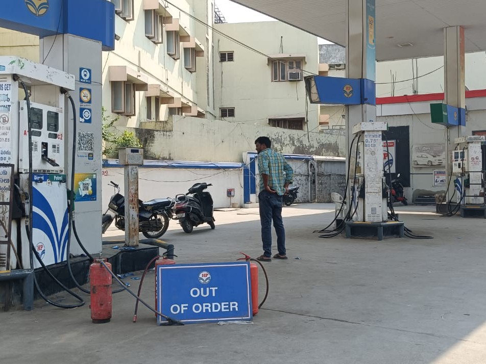 పెట్రోల్ తిప్పలు: నిల్వలున్నా తప్పని ఇంధన కొరత