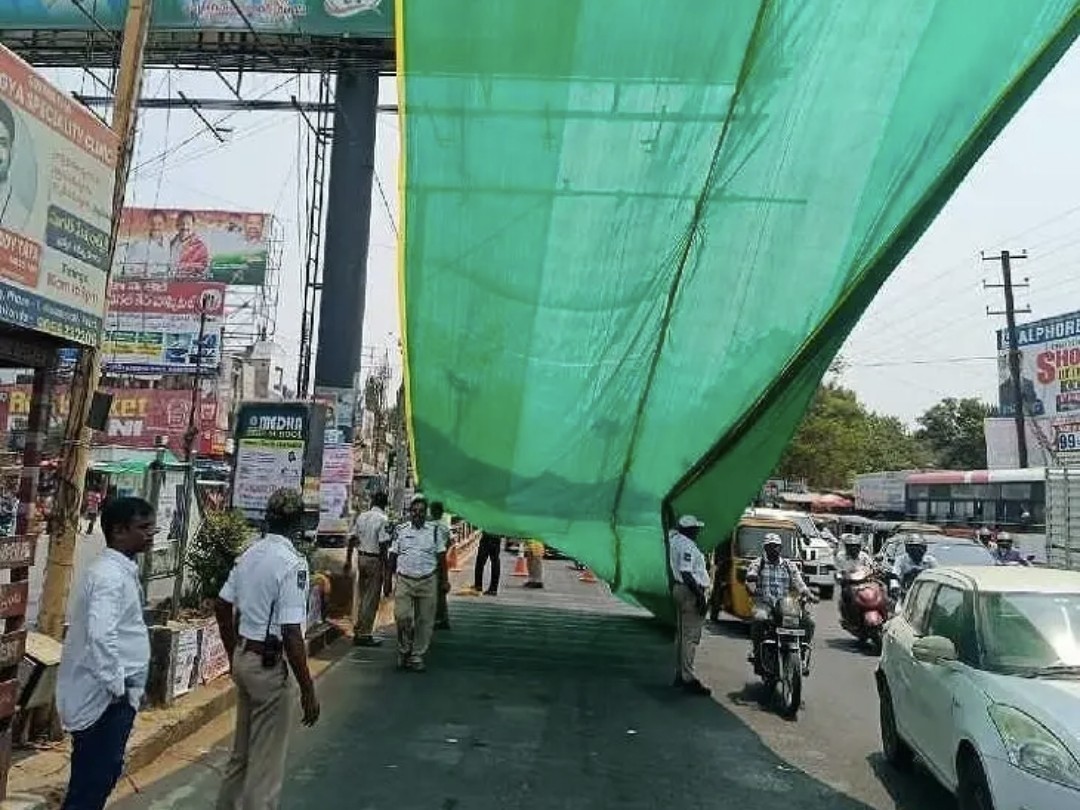 సిగ్నల్ పాయింట్ల వద్ద చలువ పరదాలు ఏర్పాటు