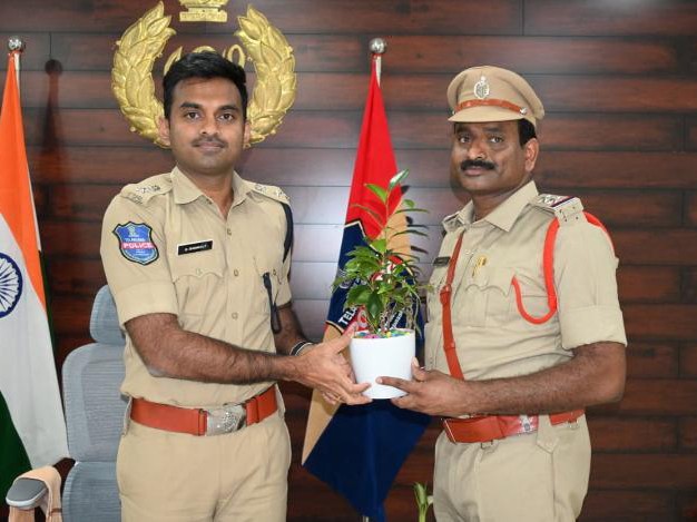 జిల్లా ఎస్పీని కలిసిన ఎస్సై రాజు