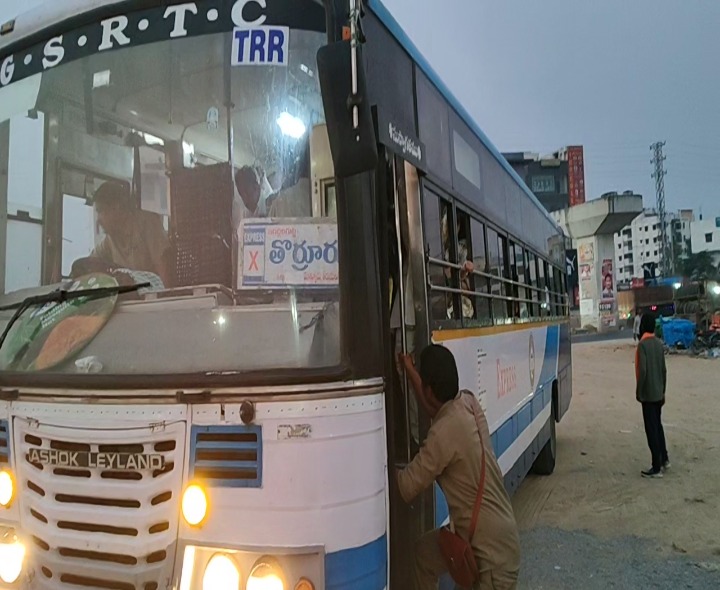 FLASH: ఉప్పల్ రింగ్ రోడ్డు వద్ద బస్సులు అపుతాం..!