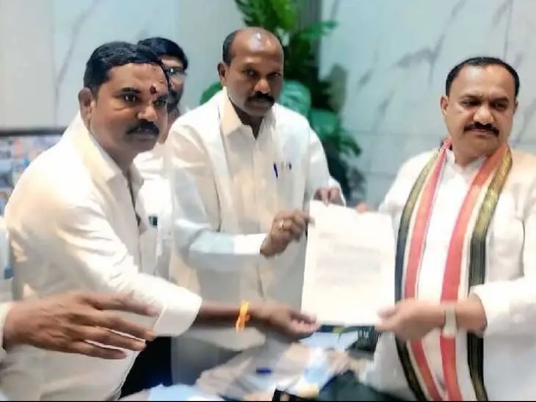 ‘కాంగ్రెస్ కార్యాలయం నిర్మాణానికి నిధులు కేటాయించాలి’