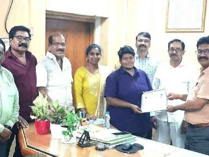 డ్రైవింగ్ శిక్షణ సర్టిఫికెట్ అందజేత