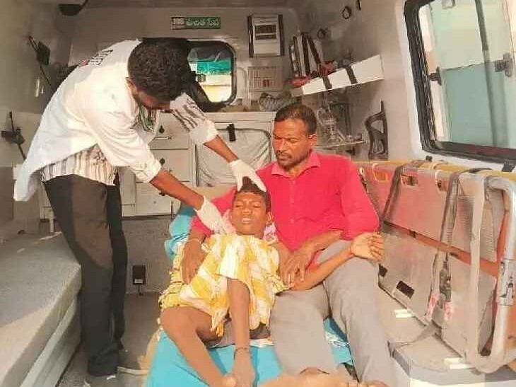 కొత్తపల్లిలో బాలుడిపై వీధి కుక్కలు దాడి