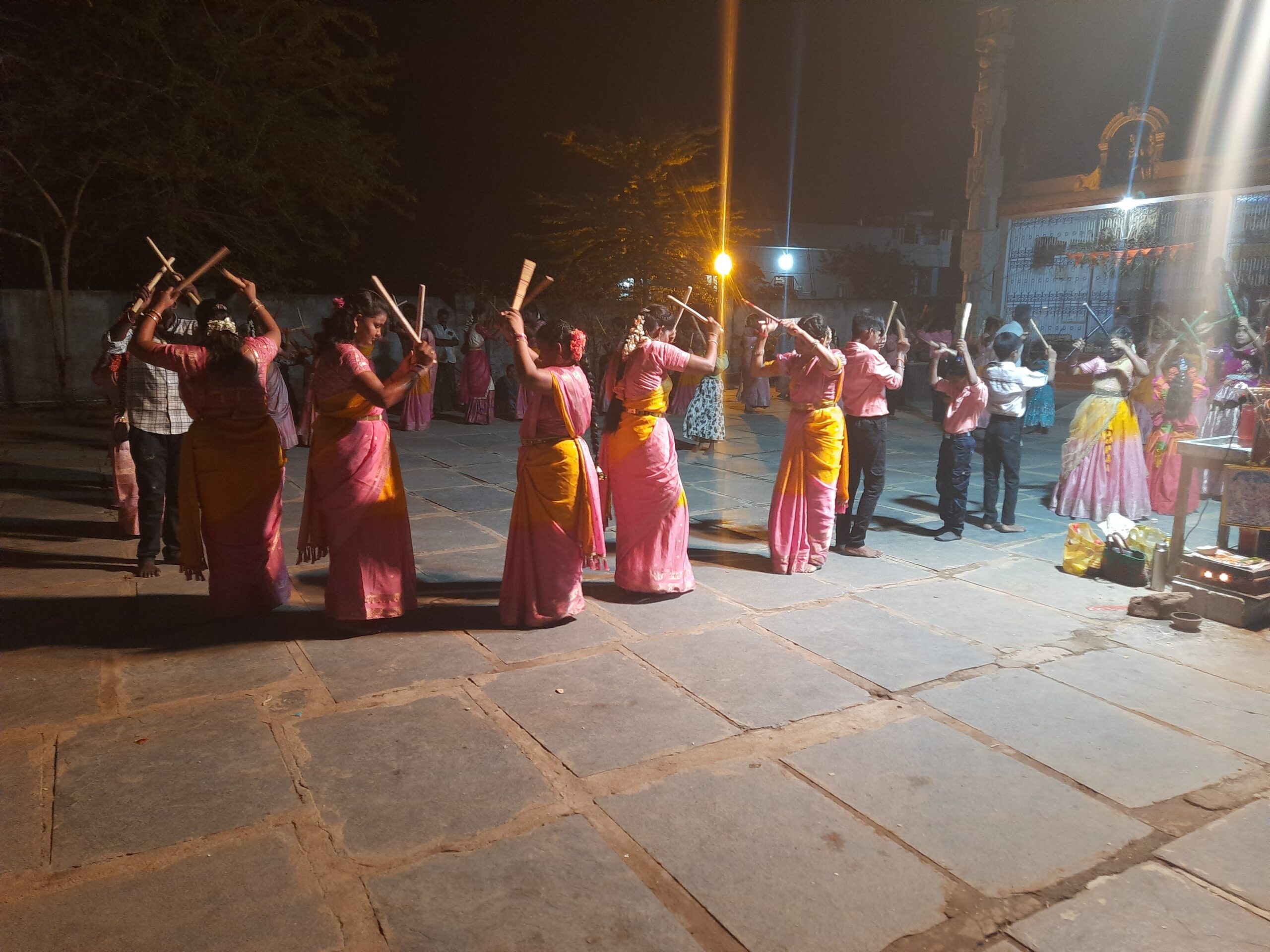 సిద్ధవటంలో అలరించిన కోలాట ప్రదర్శన