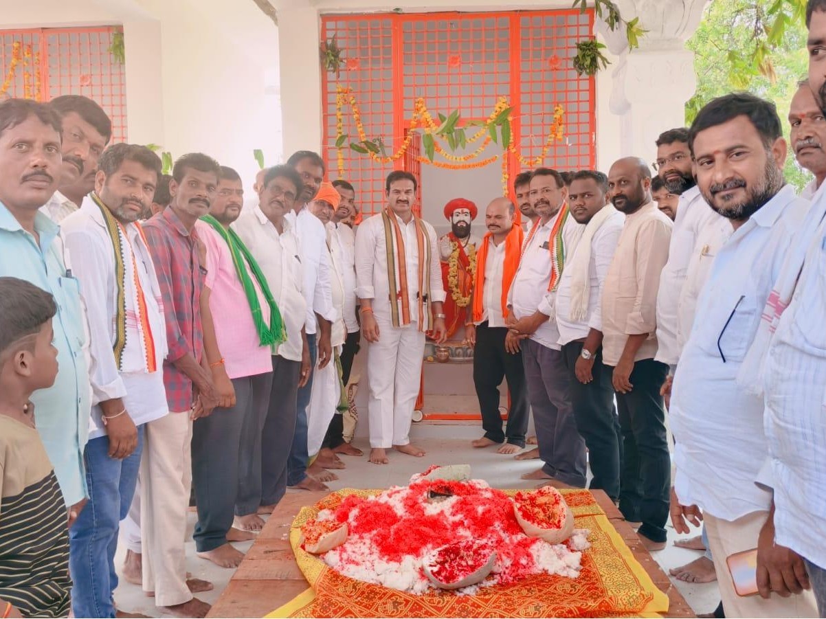 విగ్రహాల ప్రతిష్ట కార్యక్రమాల్లో పాల్గొన్న ప్రభుత్వ విప్