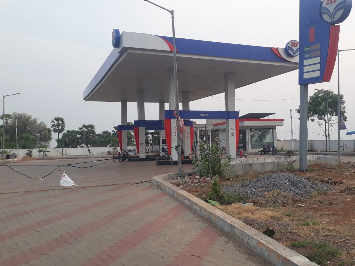 ఇంధన సంక్షోభం.. వాహనదారుల ఆందోళన