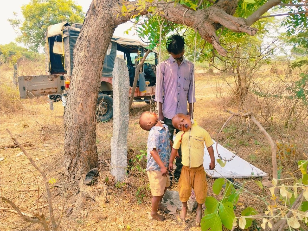 కుటుంబ కలహాలు .. ఇద్దరు పిల్లలతో తండ్రి ఆత్మహత్య