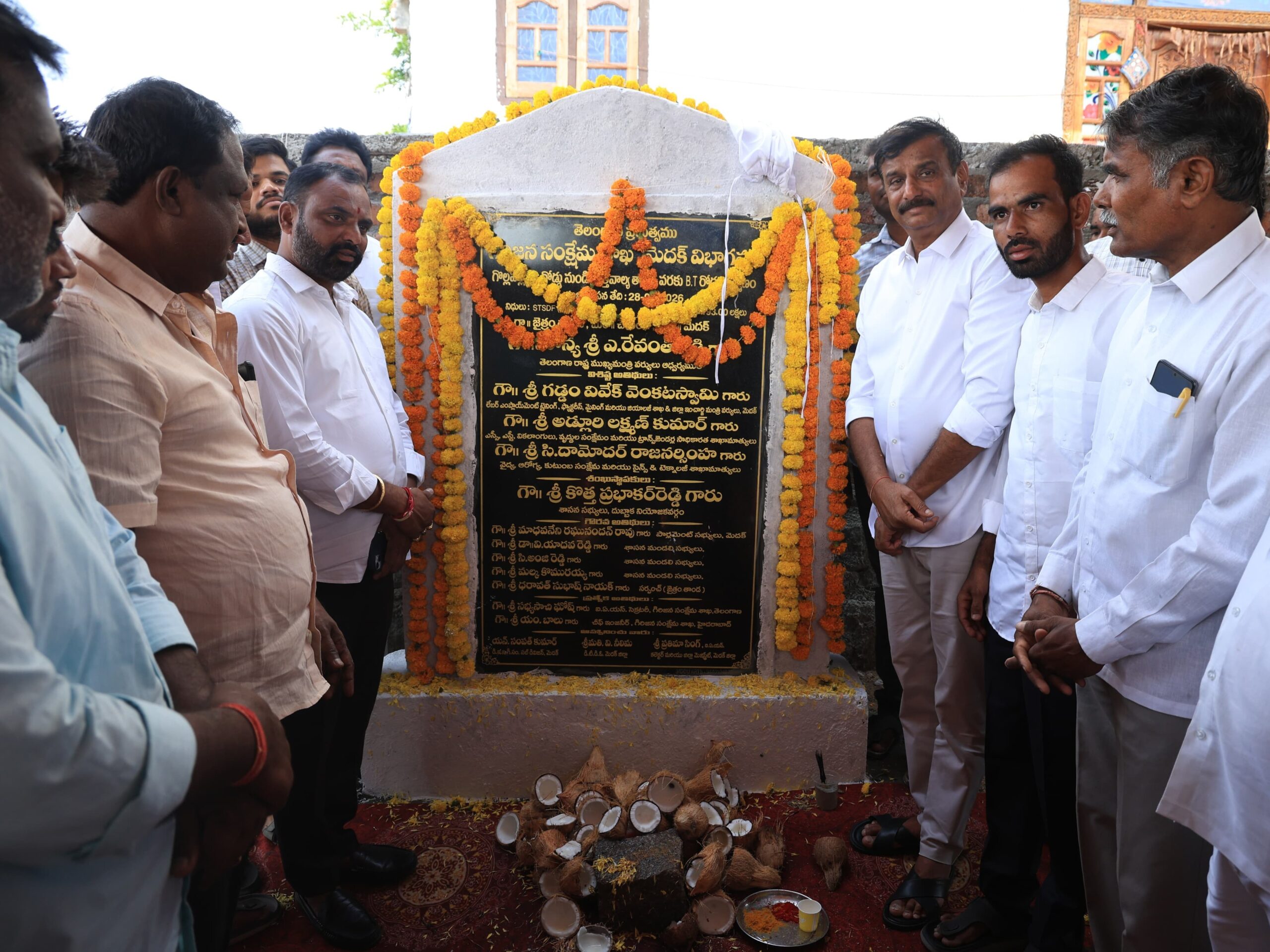 తండాలో రోడ్డు పనులకు శంకుస్థాపన