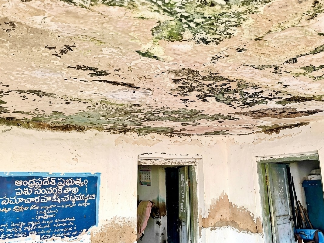 శిథిల భవనంతో.. భయం భయం..!