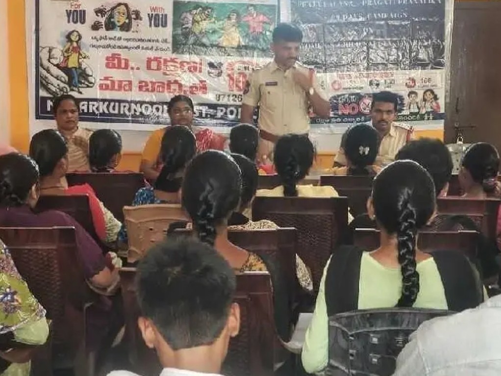 మహిళాలకు చట్టాలపై అవగాహన అవసరం: సీఐ