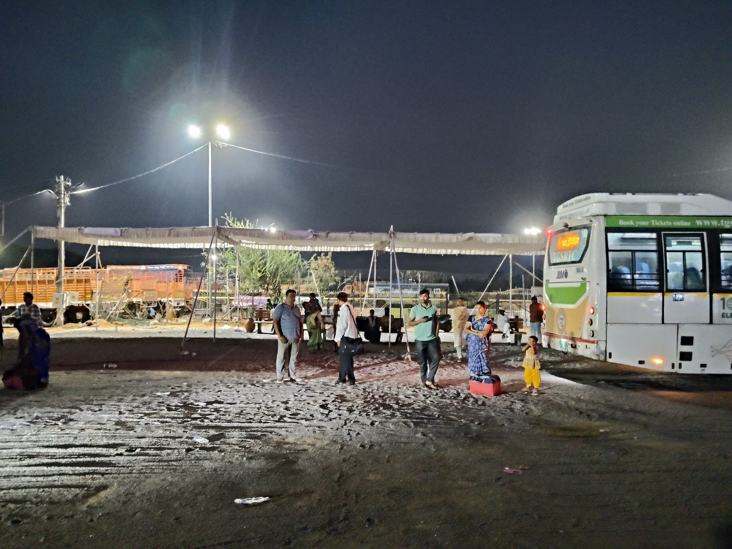 ఉప్పల్ నల్ల చెరువు కట్ట వద్ద టాయిలెట్లు ఎక్కడ..?