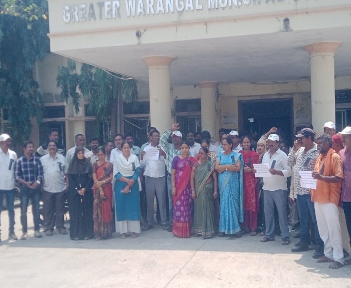 గ్రేటర్ వరంగల్ కార్యాలయం వద్ద ఉద్యోగుల ధర్నా