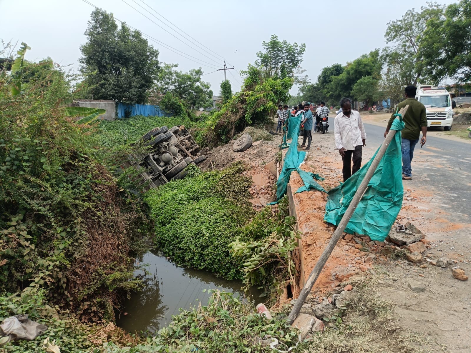 అదుపుతప్పి లారీ బోల్తా