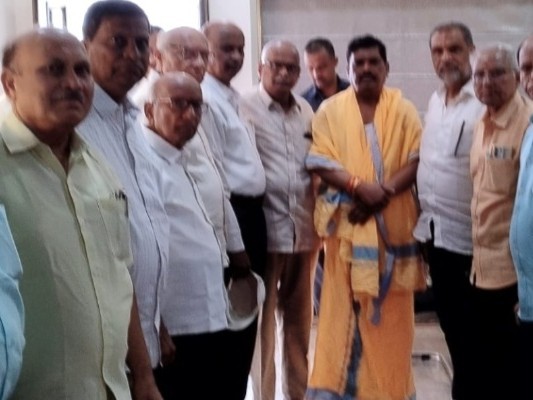 ఎమ్మెల్యేను పరామర్శించిన మేధావుల ఫోరం సభ్యులు