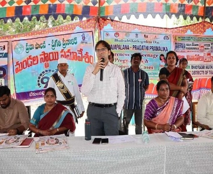 బాలికలు విద్యపై దృష్టి పెట్టాలి: కలెక్టర్