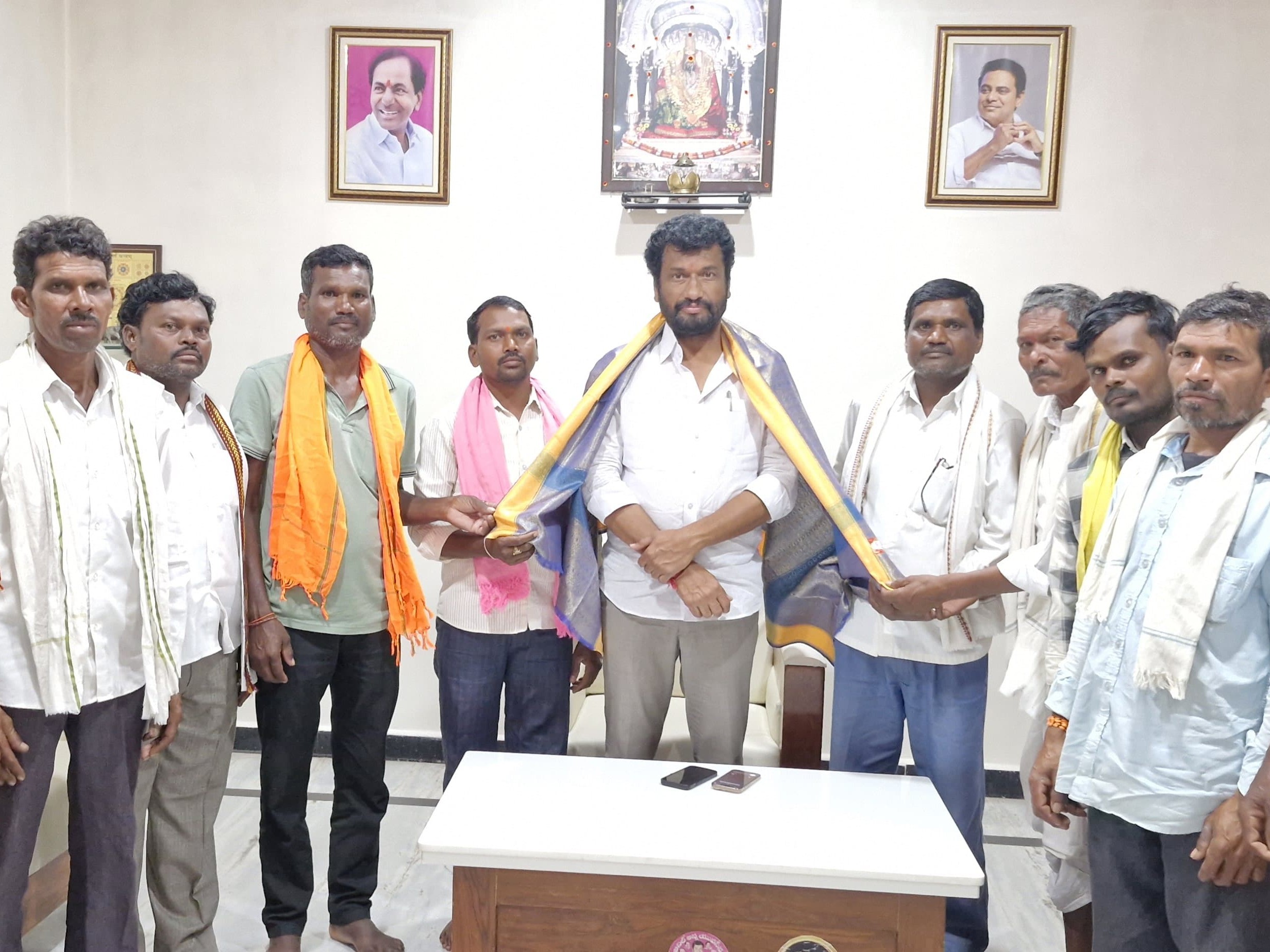 MLA అనిల్ జాదవ్‌ను కలిసిన BRS నాయకులు