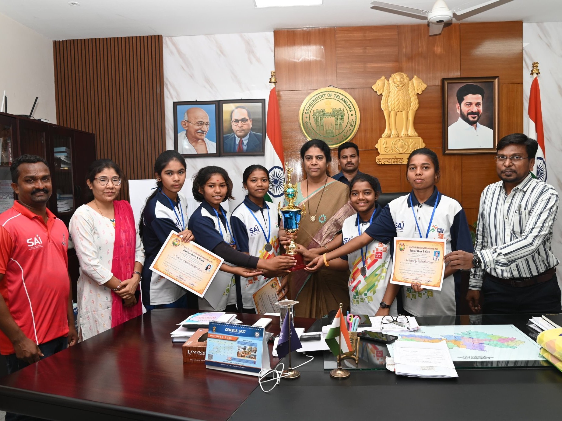 షూటింగ్ బాల్ క్రీడాకారులను అభినందించిన కలెక్టర్