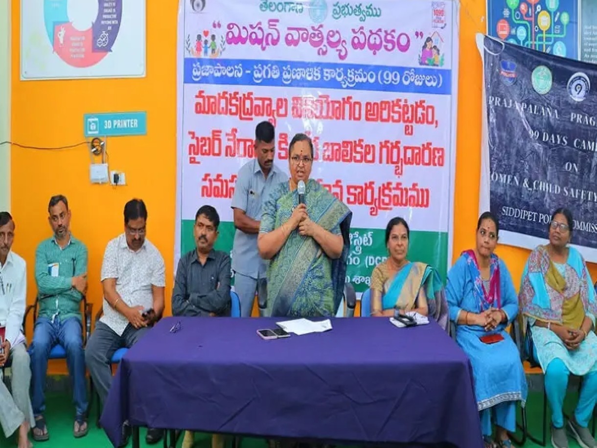 డ్రగ్స్, సైబర్ నేరాలపై అవగాహన కల్పించిన కలెక్టర్