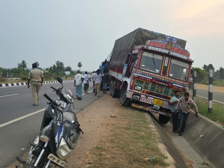 దేవరపల్లి జాతీయ రహదారిపై ప్రమాదం
