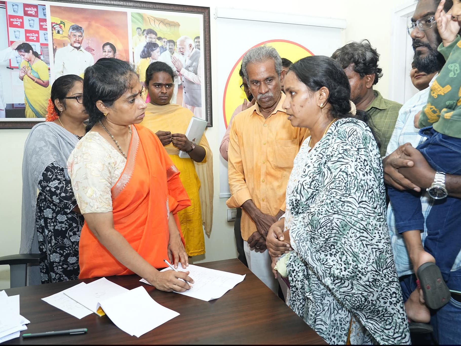 మహిళా గ్రీవెన్స్‌లో అర్జీలు స్వీకరణ