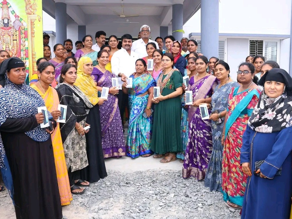 యానిమేటర్లకు సెల్‌ఫోన్లు పంపిణీ చేసిన ఎమ్మెల్యే