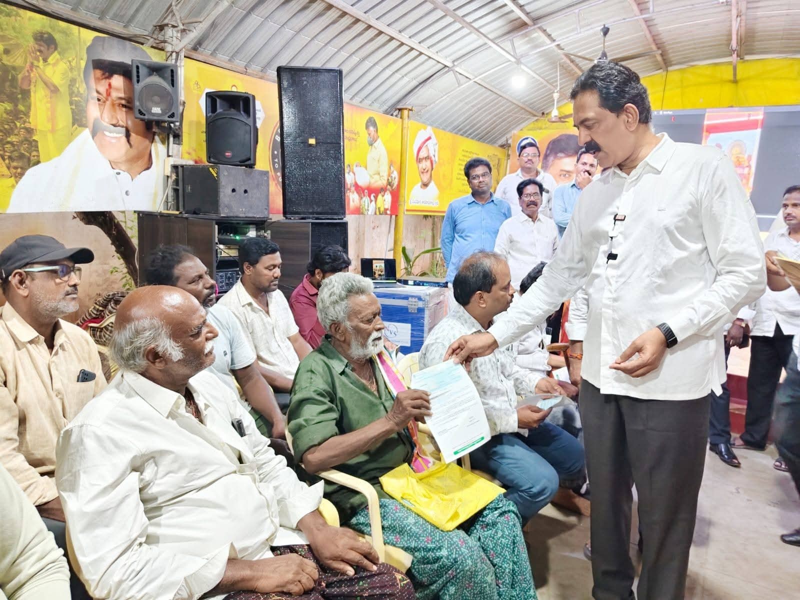 పోరంకిలో CMRF చెక్కులు అందజేత