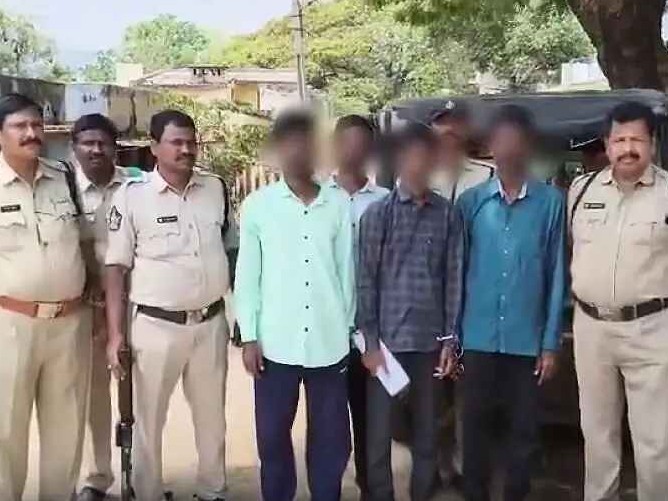 చోరీ కేసులో నలుగురికి జైలుశిక్ష