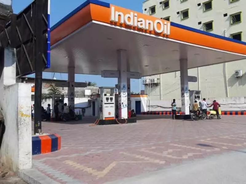 జిల్లాలోని పెట్రోల్ బంకుల వద్ద తగ్గిన రద్దీ