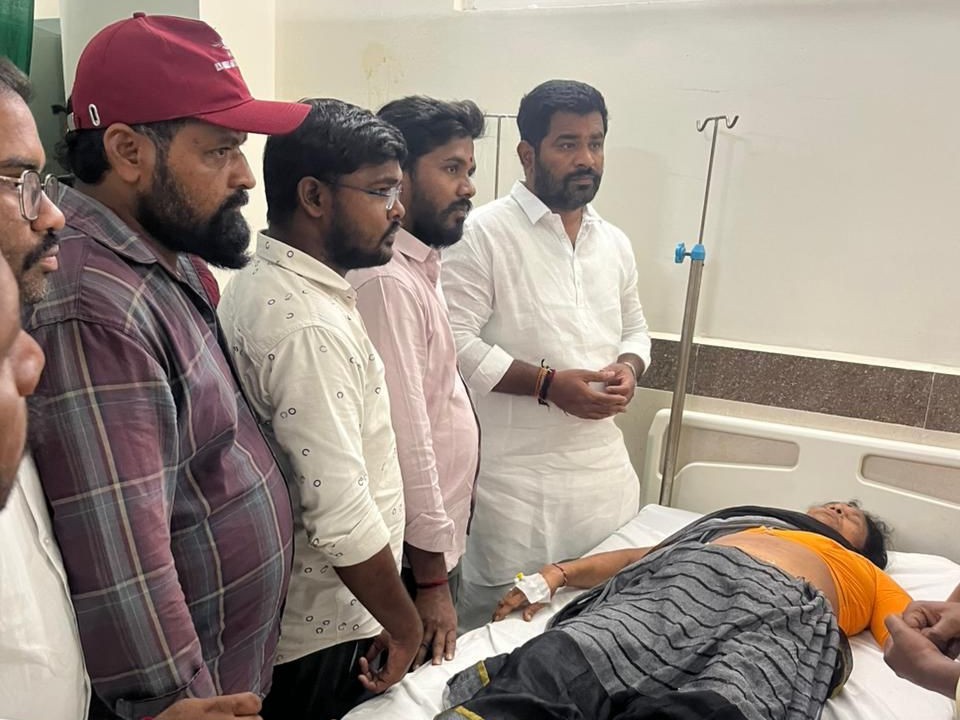 వీధికుక్కల దాడులు.. 17 మందికి గాయాలు