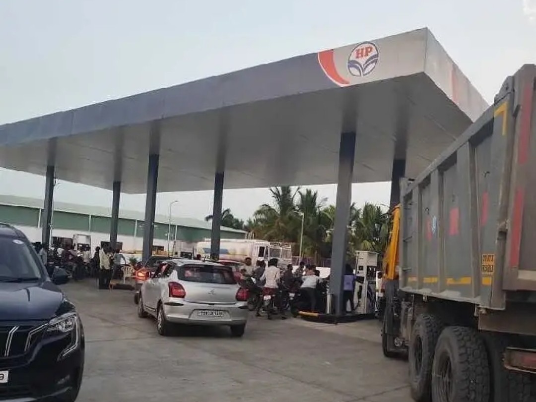 పెట్రోల్ బంకుల వద్ద వాహనదారుల క్యూ!
