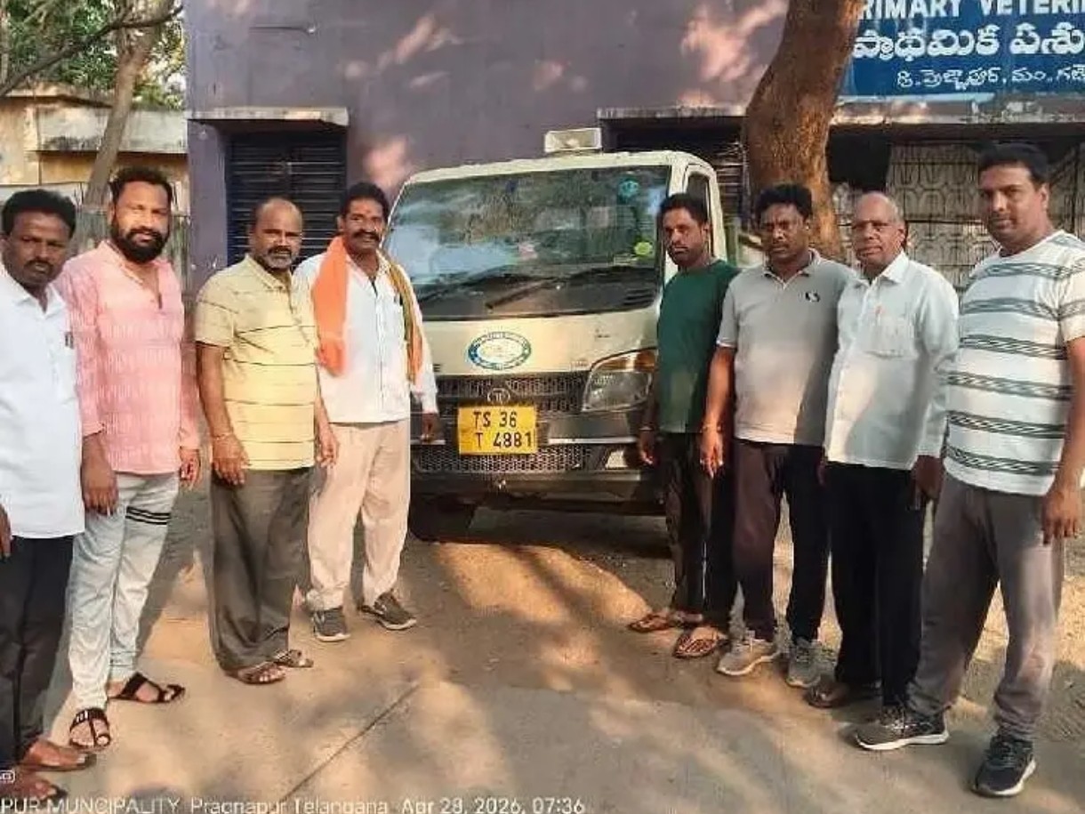 తుప్పు పడుతున్న చెత్త వాహనాలు.. TPCC నాయకుడు ఆగ్రహం