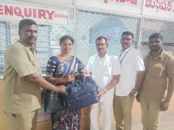 నిజాయితీని చాటుకున్న కండక్టర్ కుమార్