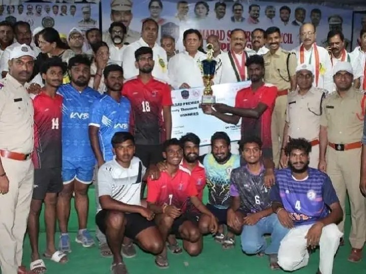 నిజామాబాద్ ప్రీమియర్ లీగ్.. వాలీబాల్ విజేతగా కమ్మర్‌పల్లి