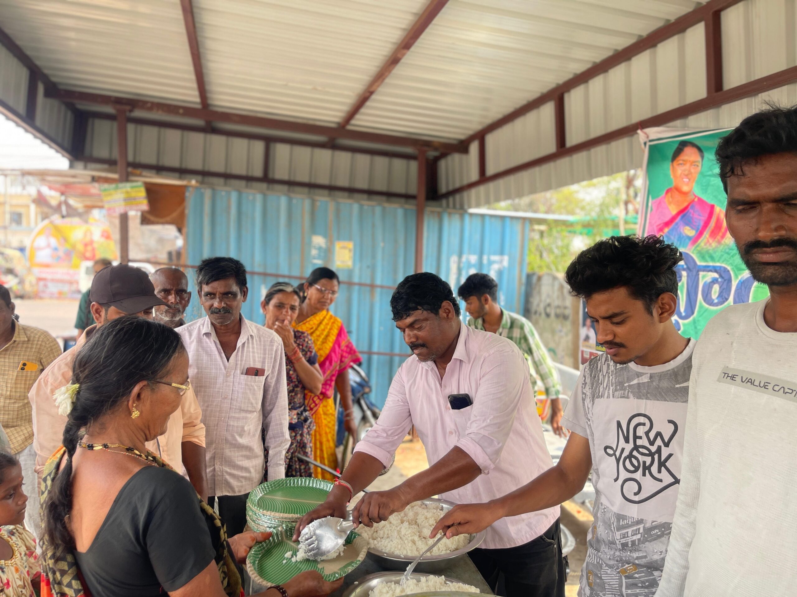 వికలాంగులు, వృద్ధులకు అన్నదానం