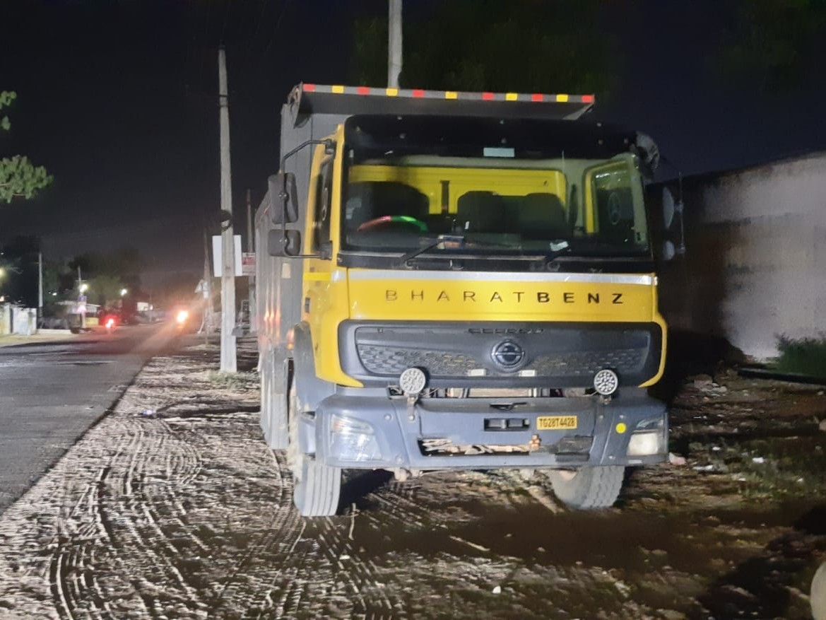 మట్టి లారీని పట్టుకున్నా.. తరలింపు లేదు..?