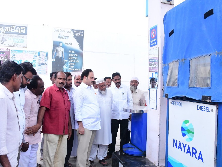 పెట్రోల్ బంకులను పరిశీలించిన మాజీ ఎమ్మెల్యే