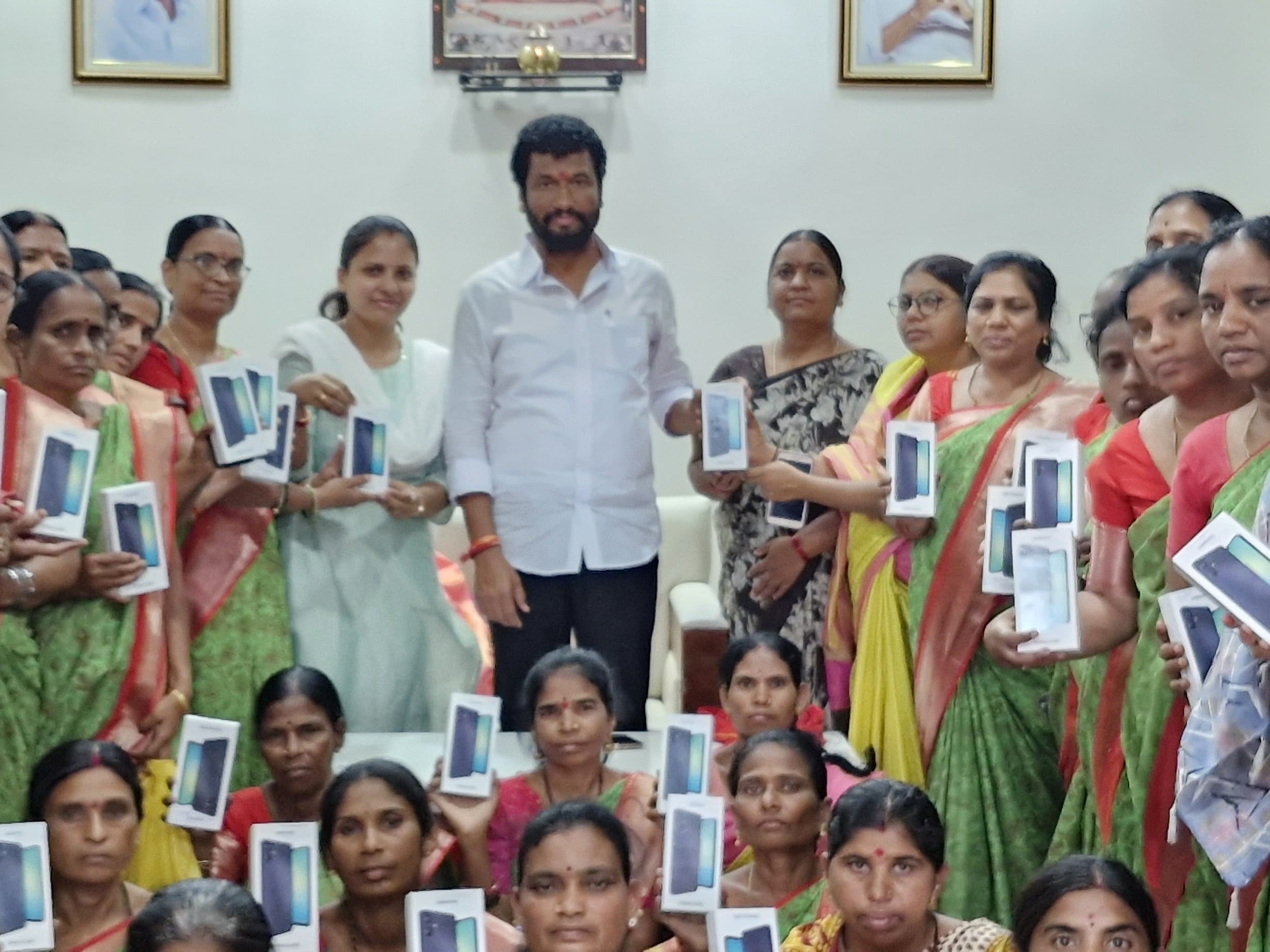 అంగన్ వాడి టీచర్లకు ఫోన్లు అందజేసిన బోథ్ ఎమ్మెల్యే