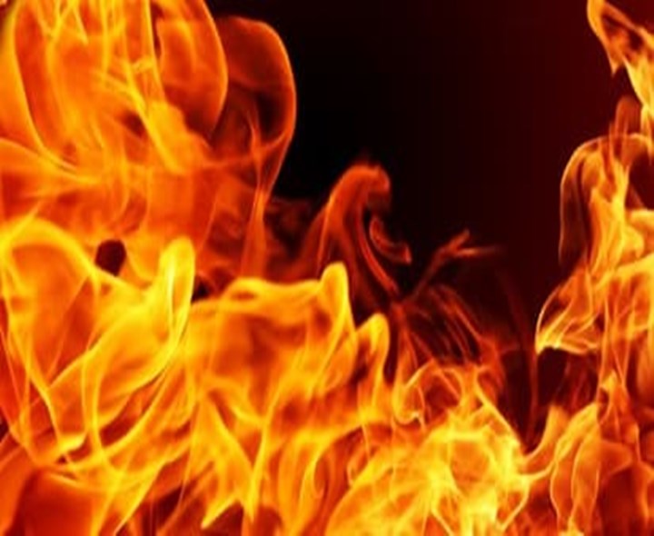 తల్లిదండ్రుల ఇంటికి నిప్పంటించిన కూతురు